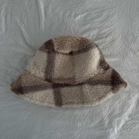 ASOS shearling bucket hat - Picture 3 of 3